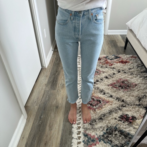 Levi’s Wedgie Fit Light Wash Cropped Jeans - Picture 3 of 4